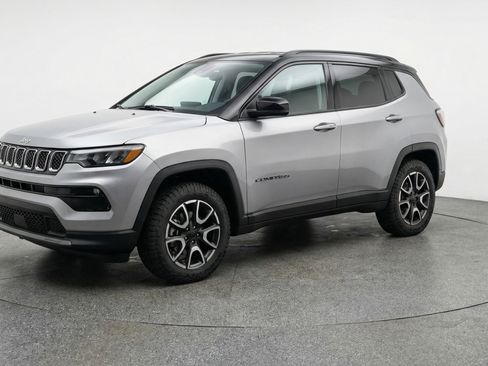 Used 2025 Jeep Compass Trailhawk AWD/4WD image 3