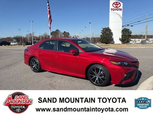 Used 2023 Toyota Camry SE image 1