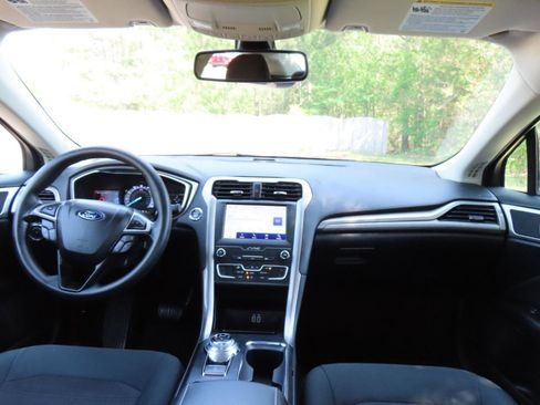 Used 2020 Ford Fusion SE FWD image 23