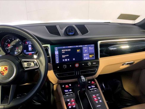 Certified 2025 Porsche Macan image 16
