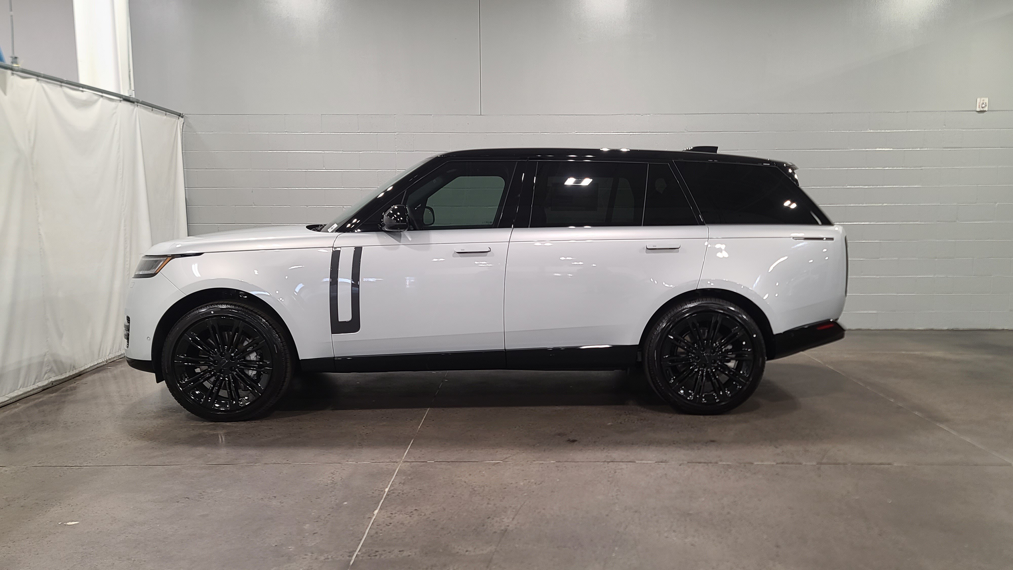 New 2026 Land Rover Range Rover Long Wheelbase SE AWD/4WD image 7