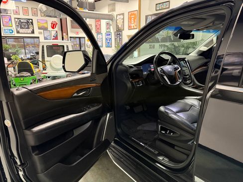 Used 2019 Cadillac Escalade Luxury image 7