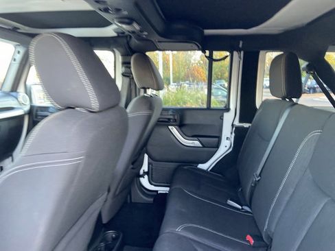 Used 2016 Jeep Wrangler Unlimited Sahara w/ Connectivity Group image 16