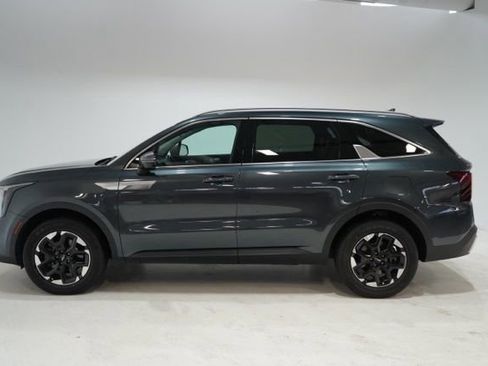 Used 2024 Kia Sorento S image 4