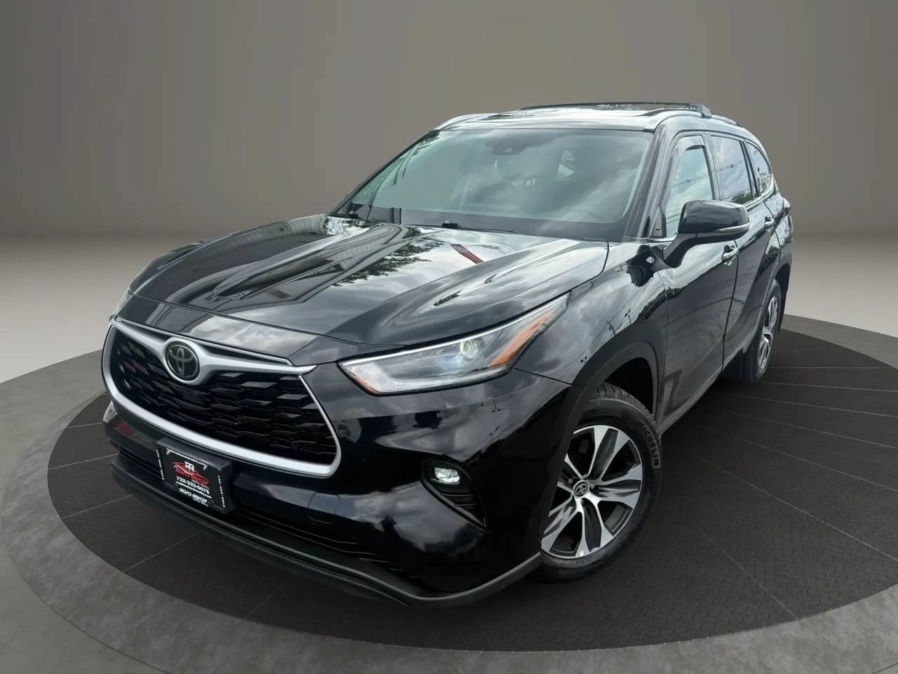 Used 2021 Toyota Highlander XLE AWD/4WD image 2