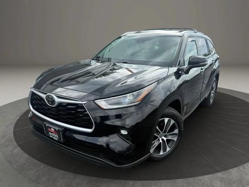 Used 2021 Toyota Highlander XLE AWD/4WD image 2