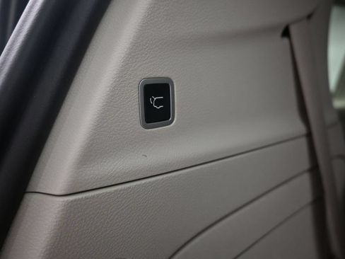Used 2023 Chrysler Pacifica Limited FWD image 13