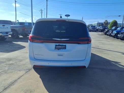 Used 2023 Chrysler Pacifica Touring-L FWD image 6