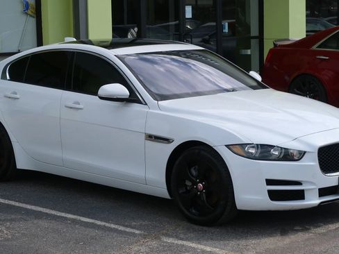 Used 2018 Jaguar XE image 5