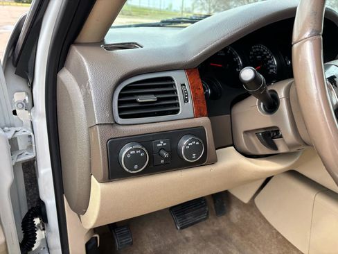 Used 2011 Chevrolet Avalanche LTZ image 13