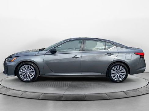 Used 2024 Nissan Altima 2.5 SV FWD image 2