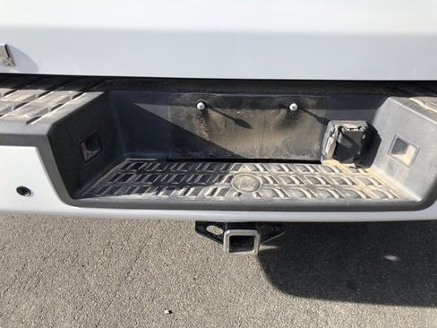 Used 2021 Nissan Titan SV w/ SV Convenience Package image 10