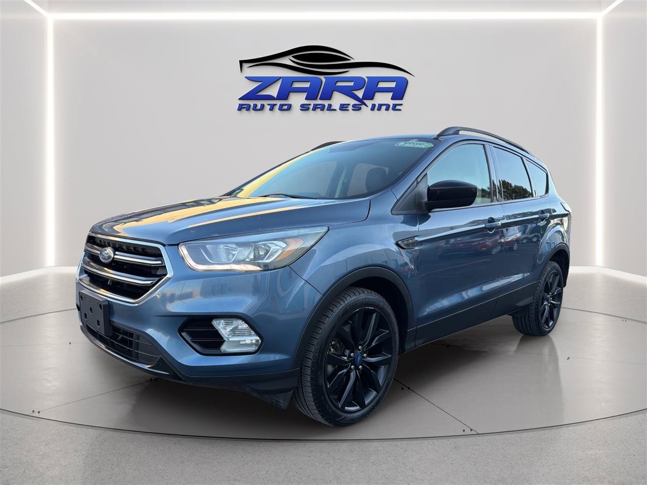 Used 2018 Ford Escape SE w/ SE Sport Appearance Package AWD/4WD image 3