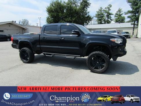 Used 2018 Toyota Tacoma TRD Sport w/ TRD Premium Sport Package AWD/4WD image 3