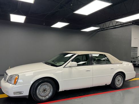 Used 2000 Cadillac De Ville Sedan w/ Comfort/Convenience Pkg image 2