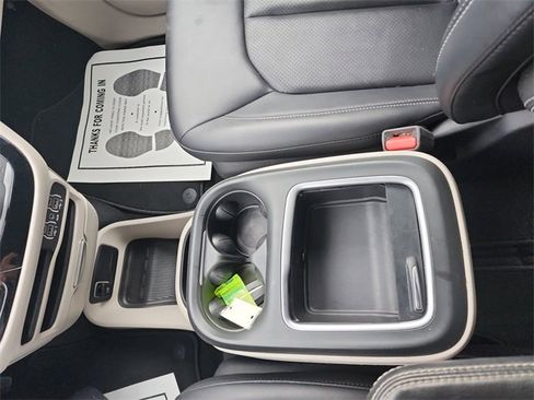 Used 2024 Chrysler Pacifica Touring-L image 30