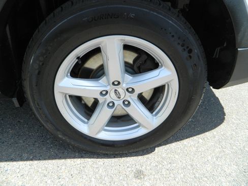 Used 2017 Ford Explorer XLT image 25