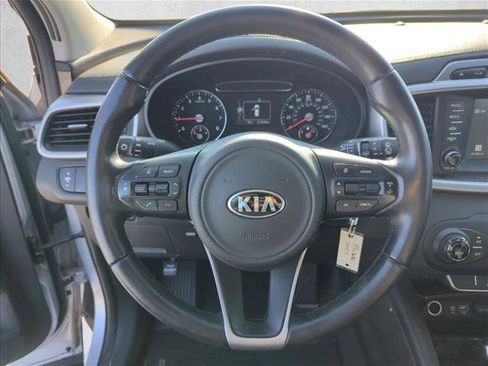 Used 2017 Kia Sorento LX w/ LX Convenience Package image 13