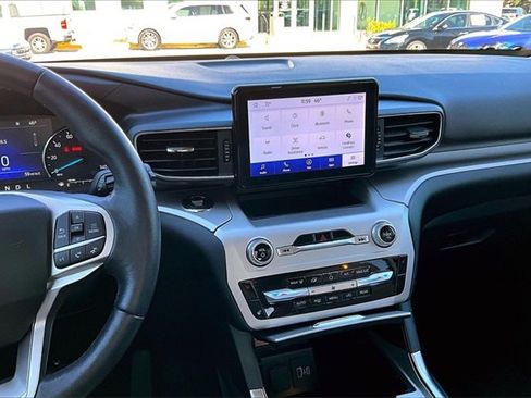 Used 2022 Ford Explorer XLT w/ Equipment Group 202A image 9