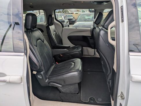 Used 2018 Chrysler Pacifica Touring-L FWD image 33