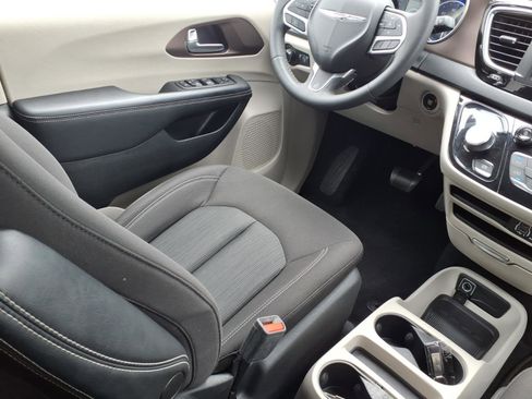 Used 2023 Chrysler Voyager LX FWD image 17