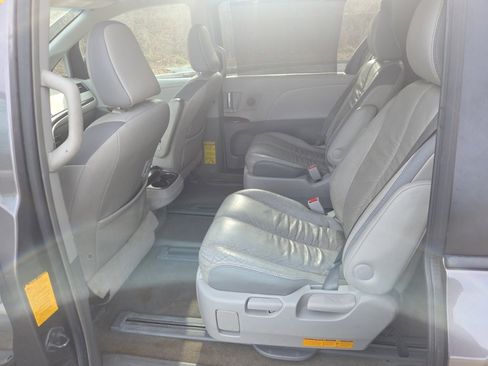 Used 2012 Toyota Sienna AWD image 6