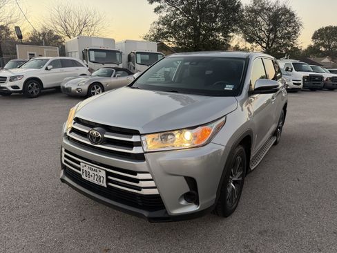 Used 2019 Toyota Highlander LE image 4