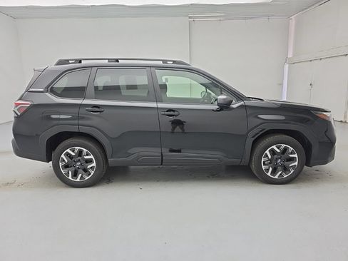 Used 2025 Subaru Forester Premium AWD/4WD image 12