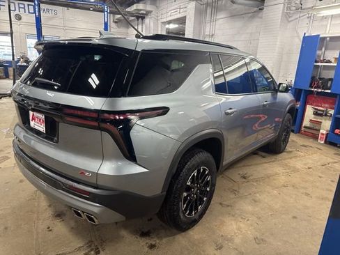 Used 2024 Chevrolet Traverse Z71 image 4