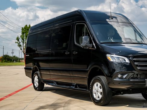 Used 2025 Mercedes-Benz Sprinter 2500 image 19