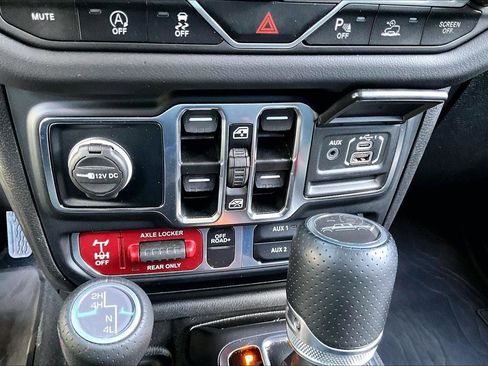 Used 2024 Jeep Gladiator Mojave w/ Safety Group AWD/4WD image 32