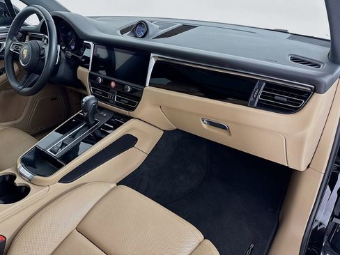 Certified 2022 Porsche Macan AWD/4WD image 31
