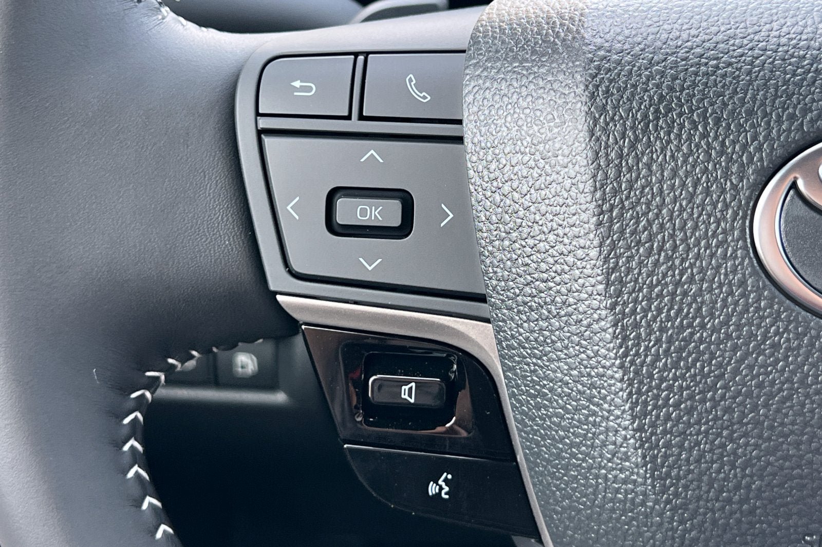 New 2026 Toyota Camry Hybrid FWD image 25