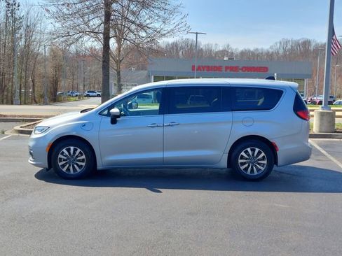 Used 2023 Chrysler Pacifica Touring-L image 6