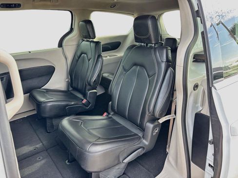 Used 2023 Chrysler Pacifica Touring-L FWD image 23