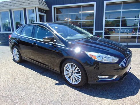 Used 2016 Ford Focus Titanium w/ Titanium Technology Package FWD image 6
