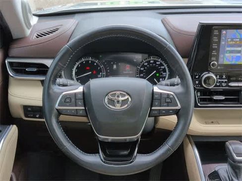 Used 2021 Toyota Highlander Limited image 24