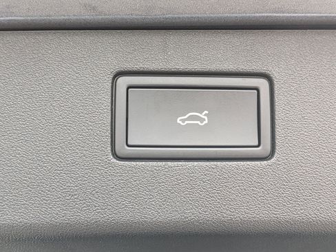 Used 2025 Volkswagen Tiguan SE R-Line image 32