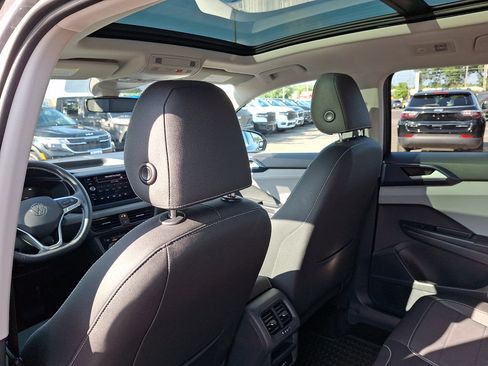 Used 2024 Volkswagen Taos SE w/ Panoramic Sunroof Package AWD/4WD image 21