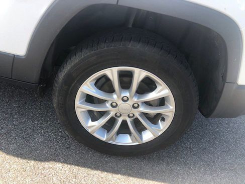 Used 2019 Jeep Cherokee Latitude w/ Popular Appearance Group image 10