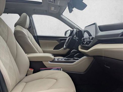 Used 2021 Toyota Highlander Platinum image 28
