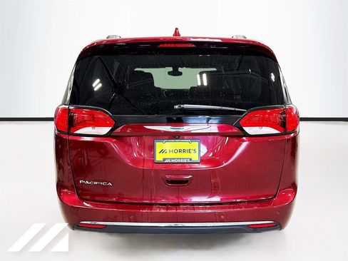 Used 2017 Chrysler Pacifica Touring-L image 6