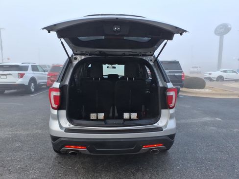 Used 2018 Ford Explorer XLT image 6