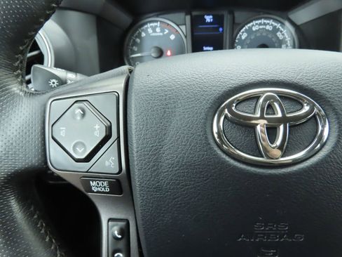 Used 2017 Toyota Tacoma TRD Off-Road w/ Premium & Technology Package image 11