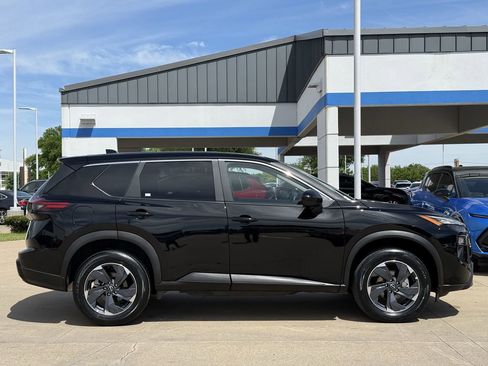 Used 2025 Nissan Rogue SV image 3