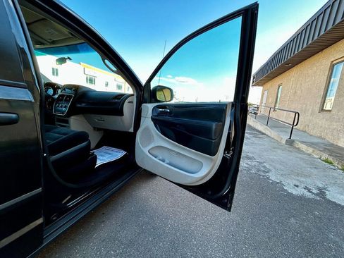 Used 2016 Dodge Grand Caravan image 27