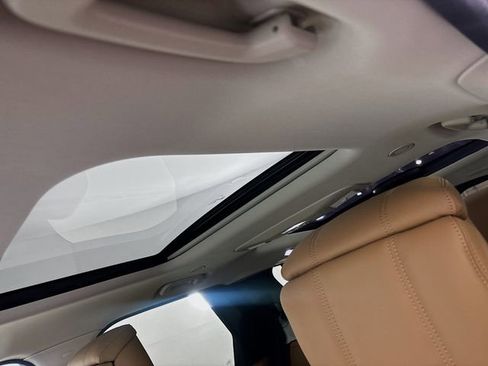 Used 2025 Land Rover Discovery Metropolitan Edition image 14