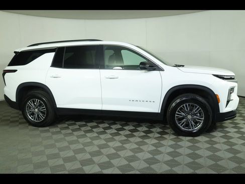 Used 2025 Chevrolet Traverse LT AWD/4WD image 36