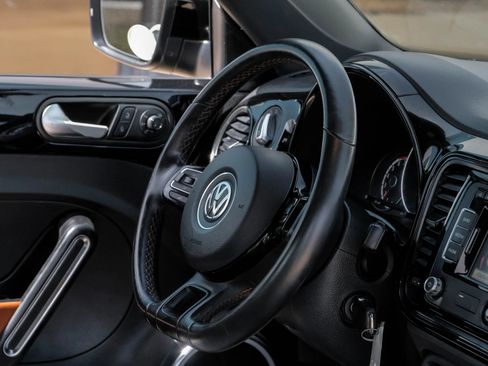Used 2015 Volkswagen Beetle 1.8T Classic FWD image 16