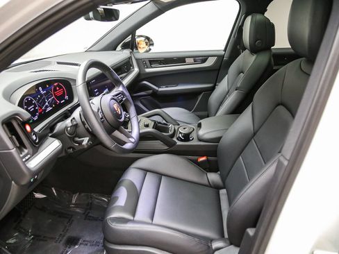 Certified 2025 Porsche Cayenne AWD/4WD image 22